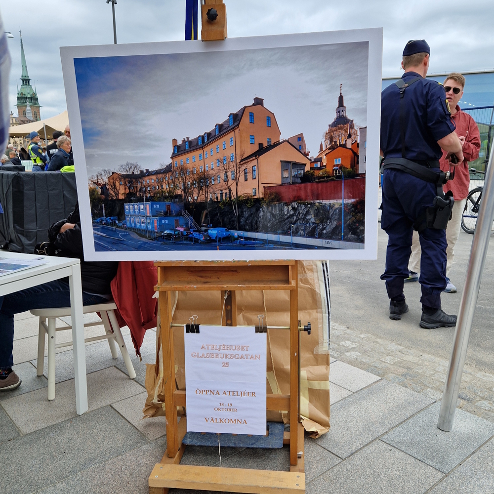 Foto från Slussendagen 6 juni där vi brukar delta Ateljéhuset Glasbruksgatan syns ovanför Katarinavägen